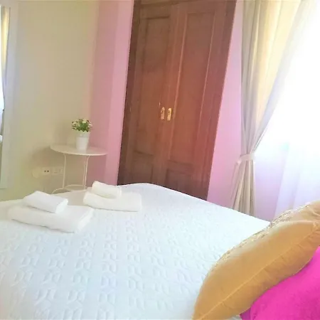 Apartmán Bright Spacious Apartment, 2 Min Walk From *