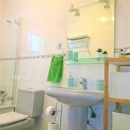 Apartmán Bright Spacious Apartment, 2 Min Walk From
