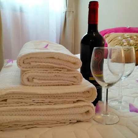 Daire Bright Spacious Apartment, 2 Min Walk From