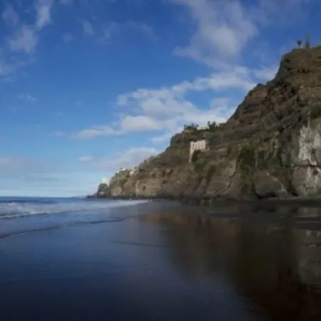 Apartament Bright Spacious Apartment, 2 Min Walk From