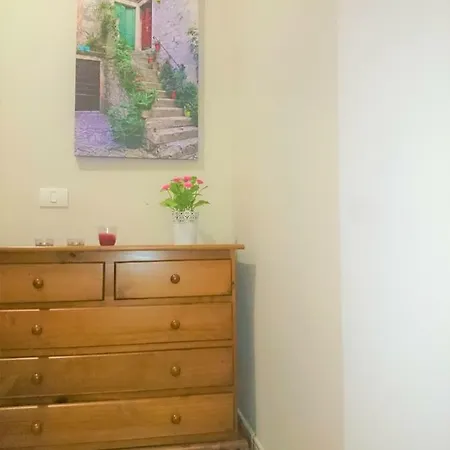 Daire Bright Spacious Apartment, 2 Min Walk From *