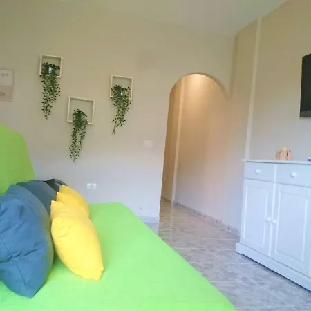 Bright Spacious Apartment, 2 Min Walk From 公寓 坎德拉里亚