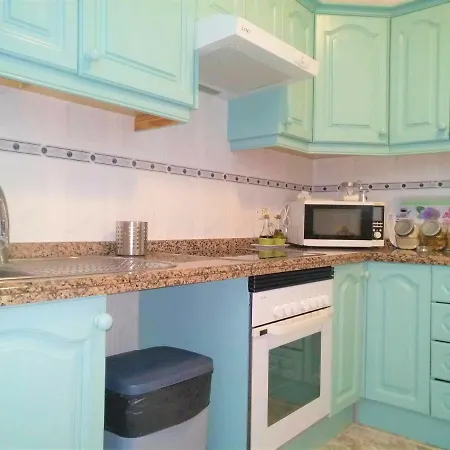 Daire Bright Spacious Apartment, 2 Min Walk From