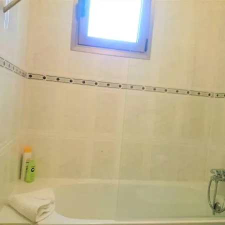 公寓 Bright Spacious Apartment, 2 Min Walk From