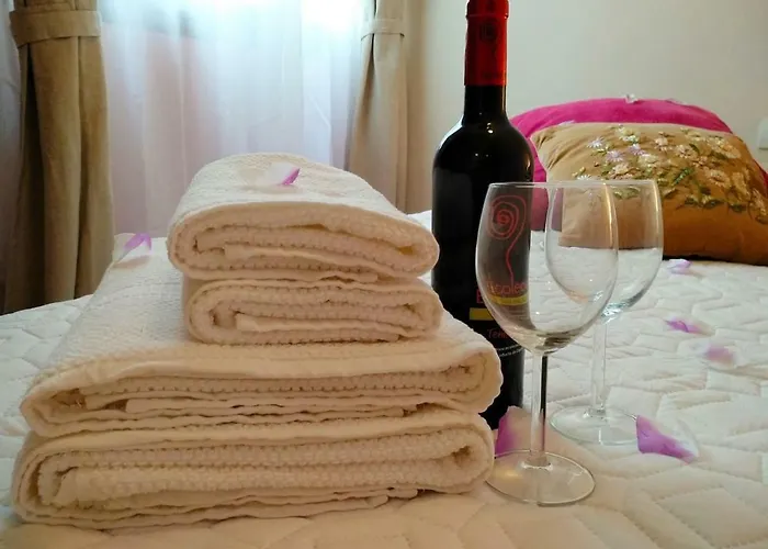 Appartement Bright Spacious Apartment, 2 Min Walk From
