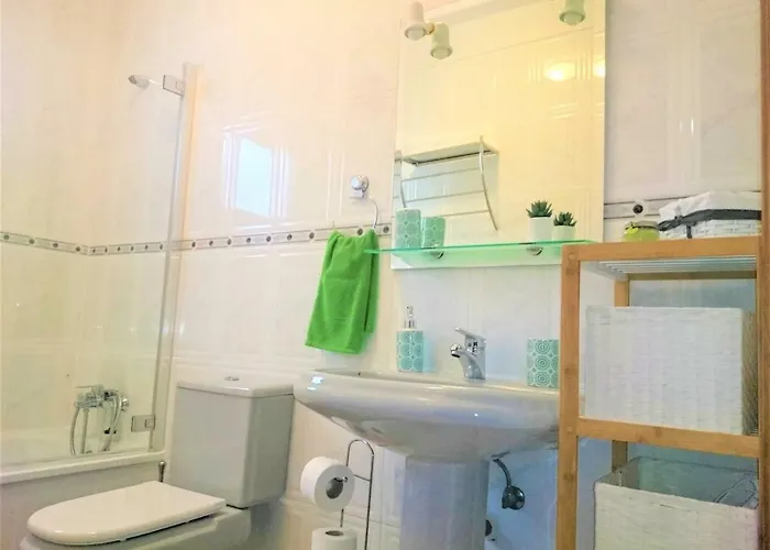 Appartement Bright Spacious Apartment, 2 Min Walk From