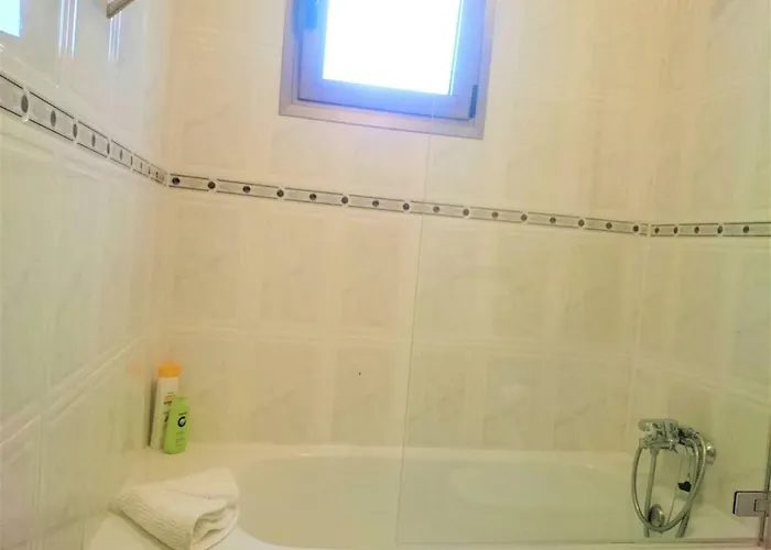 Appartement Bright Spacious Apartment, 2 Min Walk From
