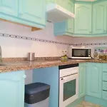 公寓 Bright Spacious Apartment, 2 Min Walk From