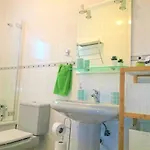 公寓 Bright Spacious Apartment, 2 Min Walk From
