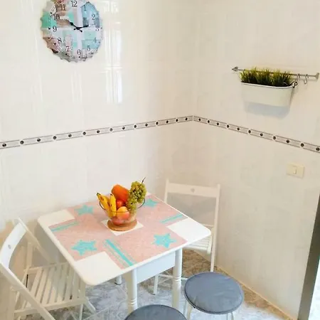 Bright Spacious Apartment, 2 Min Walk From * كانديلاريا